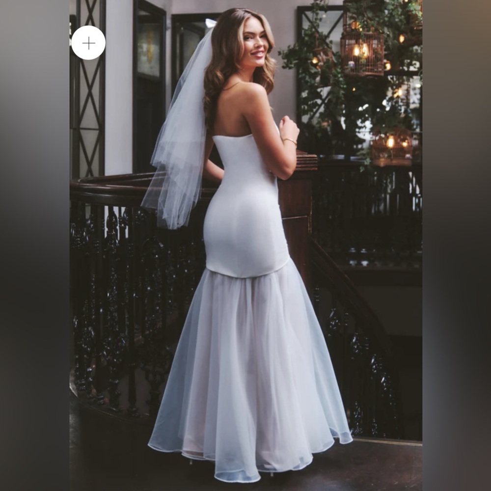 Elegant White Strapless Wedding Dress